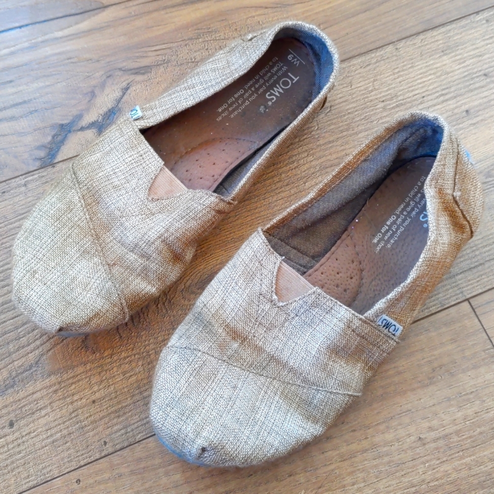 Toms women's 9 slip-ons, burlap textured